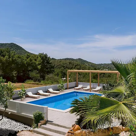 Alexa Charming Is Just A 10 Min Drive To Either Playa Den Bossa Or San Antonio *